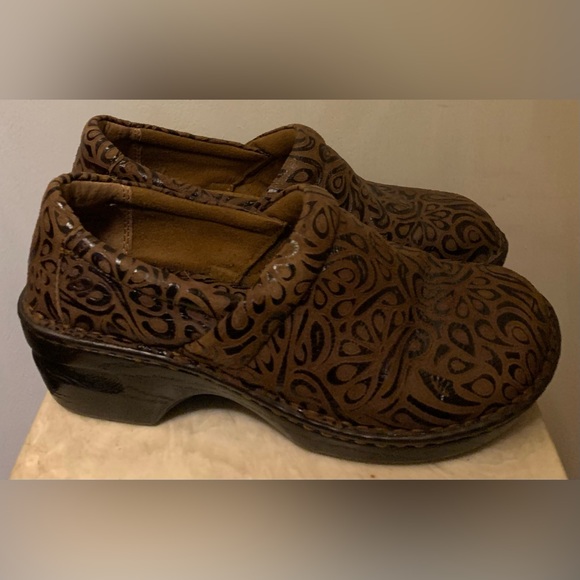 B.O.C BORN PEGGY Women’s Clogs Brown Tumbled Tooled Leather Slip On Shoe Size 9 - Picture 4 of 8